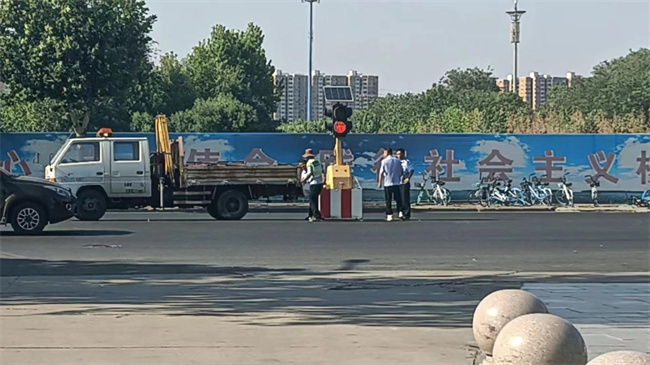 正门亮起红绿灯，师生出行更安心！ ——必赢242net官网正门红绿灯正式投入使用