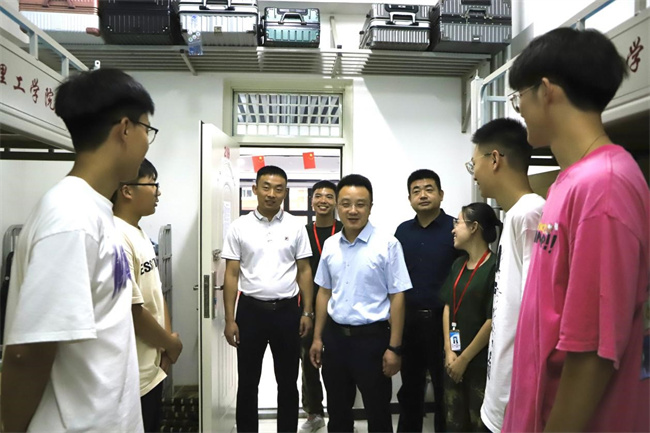 心系新生  情暖心扉——必赢领导走访宿舍慰问2023级新生