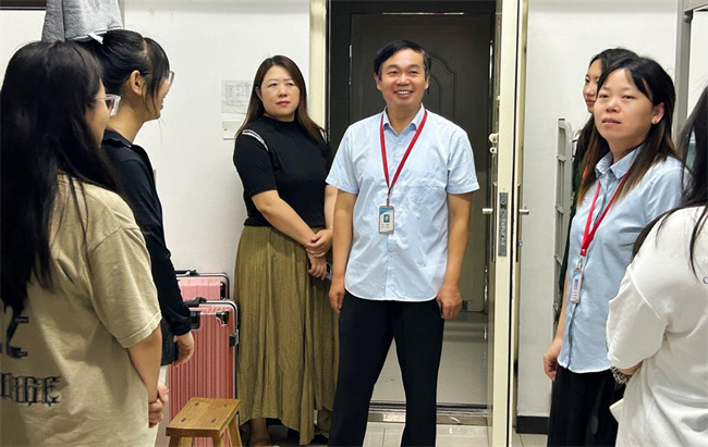 心系新生  情暖心扉——必赢领导走访宿舍慰问2023级新生