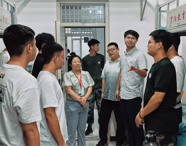 心系新生  情暖心扉——必赢领导走访宿舍慰问2023级新生