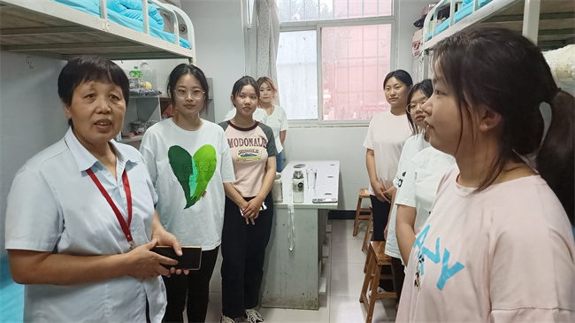 心系新生  情暖心扉——必赢领导走访宿舍慰问2023级新生