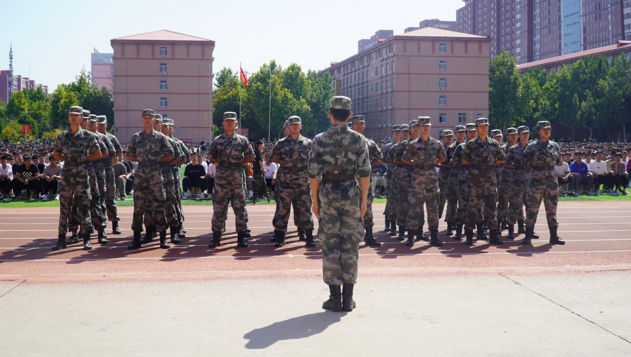 必赢242net官网2023级新生军训开营式隆重举行