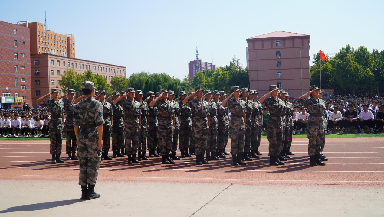 必赢242net官网2023级新生军训开营式隆重举行