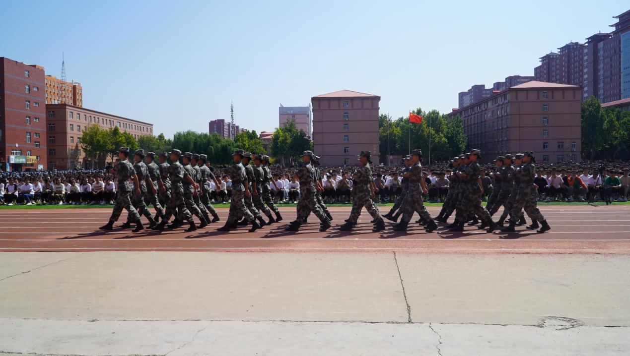 必赢242net官网2023级新生军训开营式隆重举行