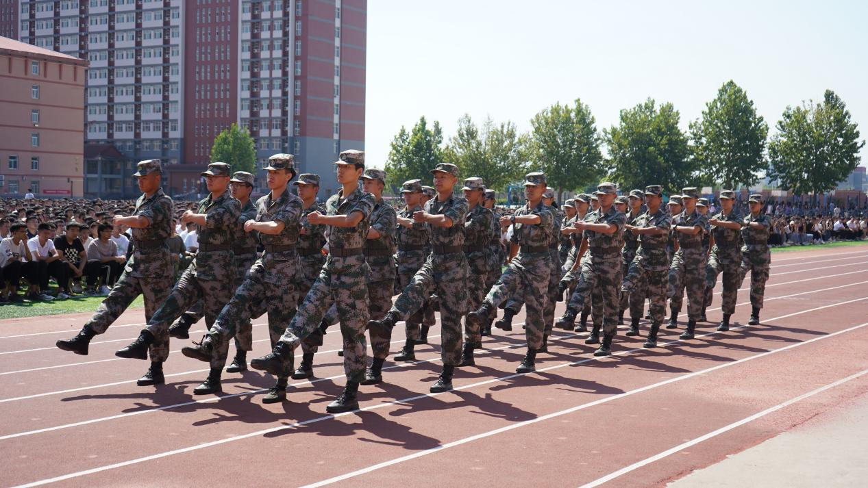 必赢242net官网2023级新生军训开营式隆重举行