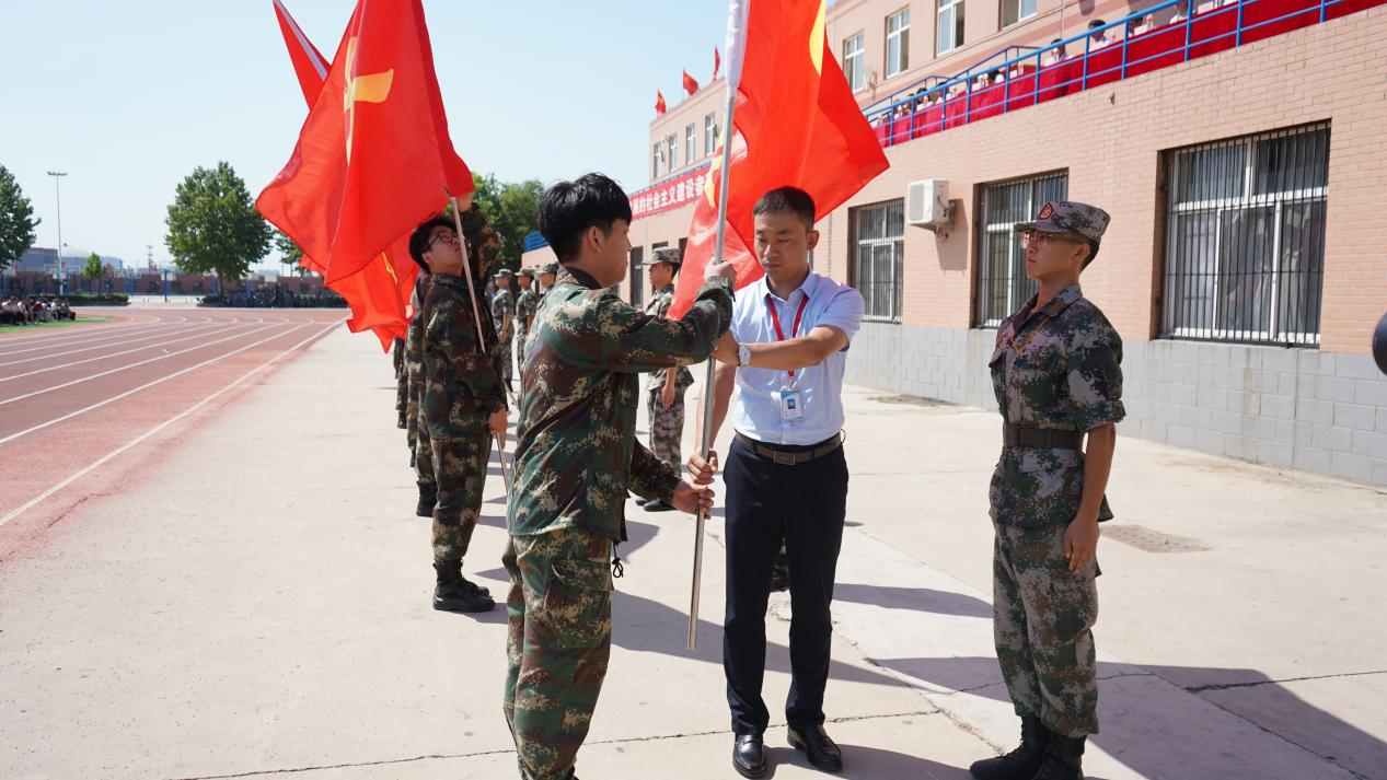 必赢242net官网2023级新生军训开营式隆重举行