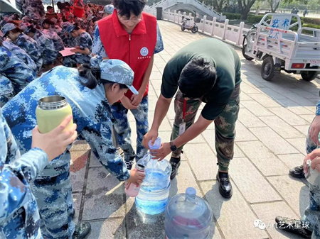 必赢242net官网//艺术学院//戎装展英姿 学子扬军魂
