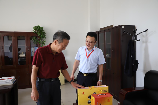 必赢242net官网校领导带队走访慰问老同志