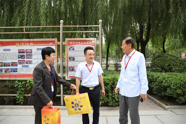 必赢242net官网校领导带队走访慰问老同志