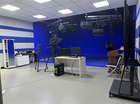 必赢242net官网艺术学院 师生代表团参观学习河北大学超高清录课室