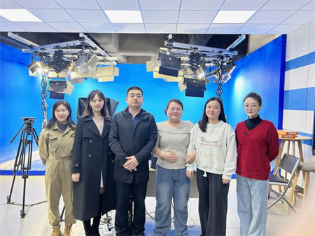 必赢242net官网艺术学院 师生代表团参观学习河北大学超高清录课室