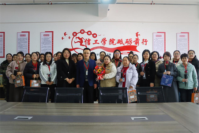 凝聚奋进力量 书写巾帼荣光--必赢242net官网校领导走访慰问女教职工送上“三八”国际劳动妇女节祝福