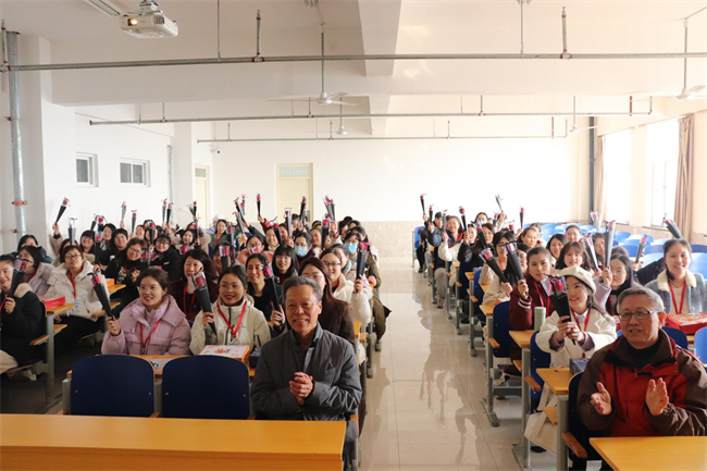 凝聚奋进力量 书写巾帼荣光--必赢242net官网校领导走访慰问女教职工送上“三八”国际劳动妇女节祝福