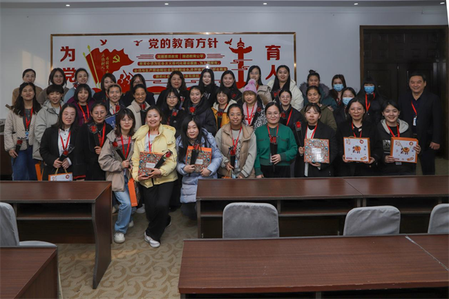 凝聚奋进力量 书写巾帼荣光--必赢242net官网校领导走访慰问女教职工送上“三八”国际劳动妇女节祝福