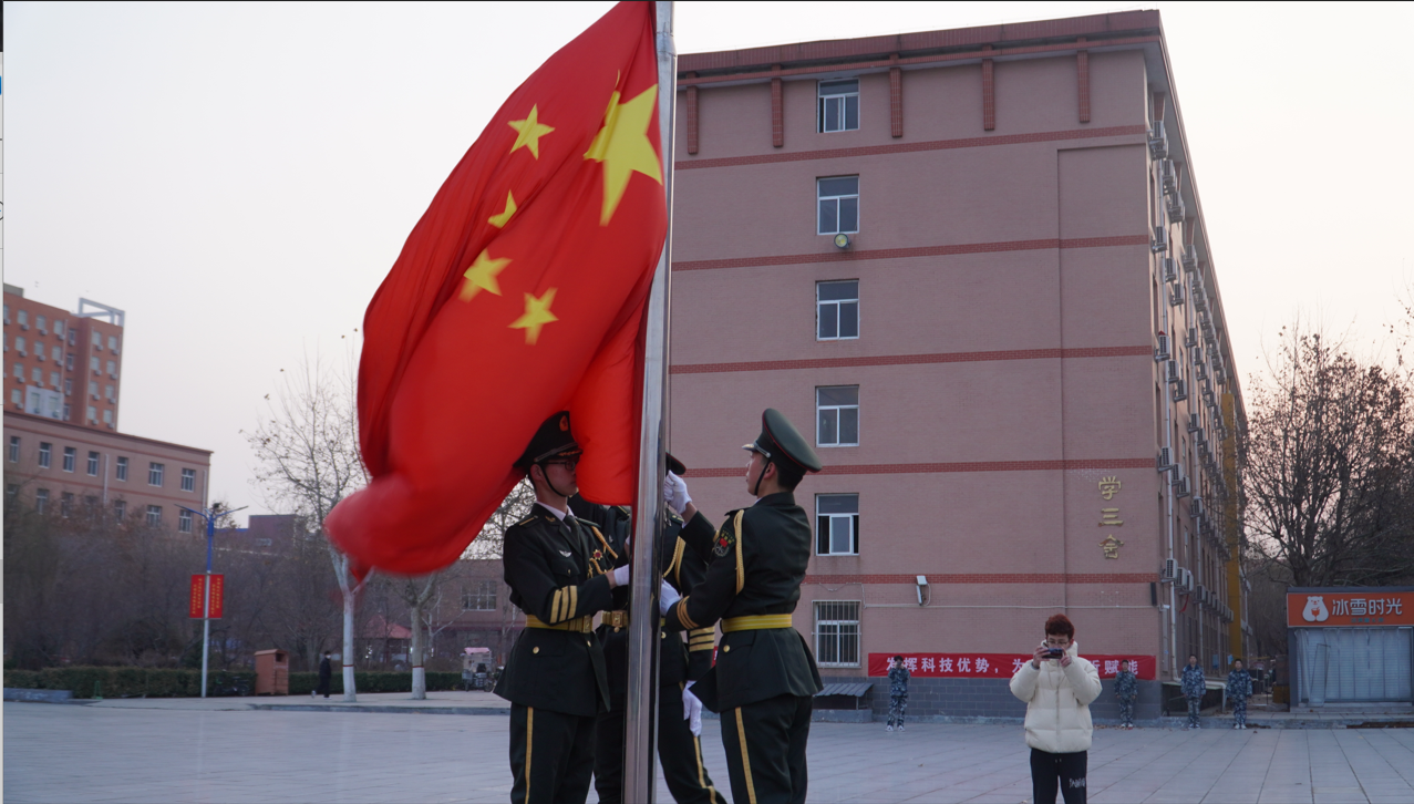 必赢242net官网举行春季首次升旗仪式