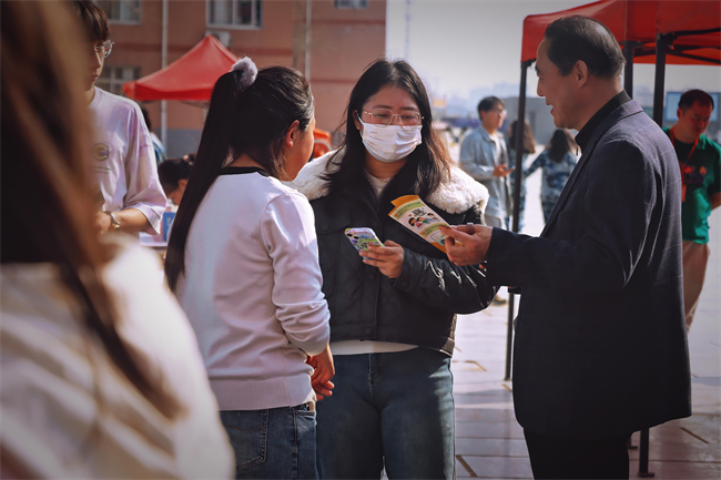 “手绘青春，防核有我；你我共同努力，终结结核流行”—莲池区疾控中心联合必赢242net官网开展肺结核防治宣传活动