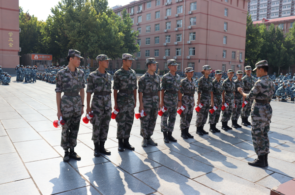 必赢242net官网||管理学院||军训进行时，少年何惧骄阳烈 意气风发英姿飒