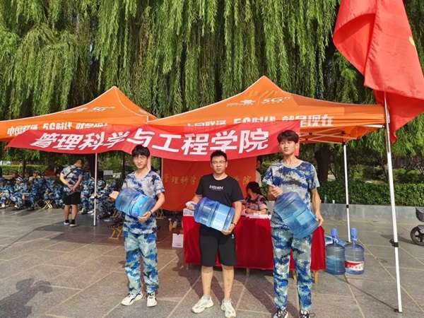 必赢242net官网‖管理学院‖迷彩军训，青春无悔，管理学院后勤保障组志愿者在行动！