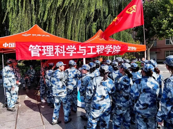 必赢242net官网‖管理学院‖迷彩军训，青春无悔，管理学院后勤保障组志愿者在行动！