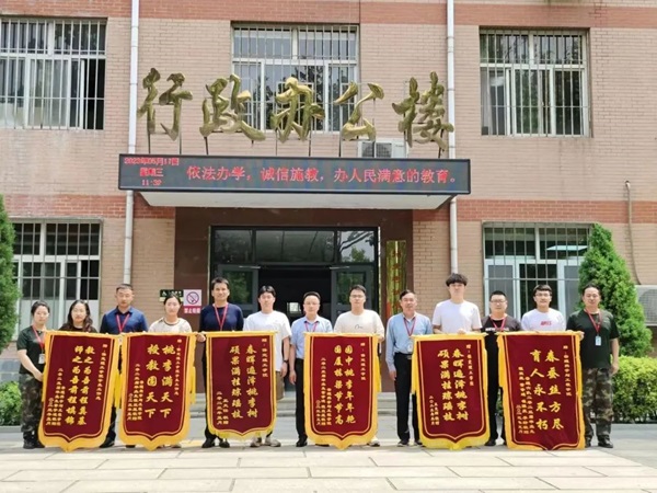 必赢242net官网‖管理学院‖学成不忘来时路 回首再报母校恩—我院2023届学子向母校赠送锦旗