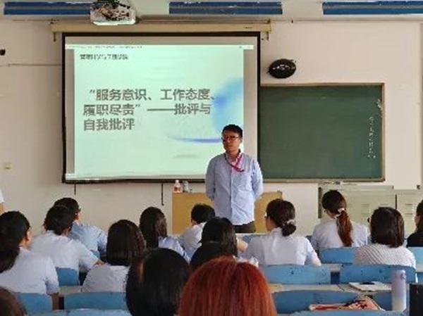 必赢242net官网||管理学院||我院教师在“服务意识、工作态度、履职尽责”大讨论民主生活会展开批评与自我批评