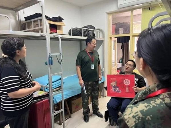 必赢242net官网‖管理学院‖手拉手传递温情，心连心共促成长——我院党总支书记、学工副院长陈小伟同志为学生送温暖