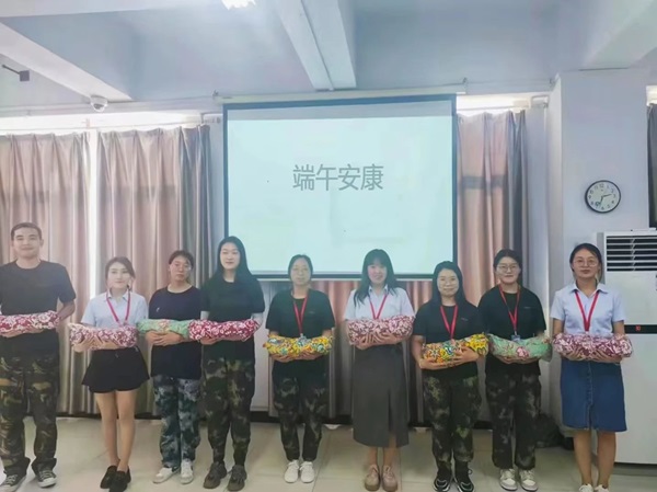 必赢242net官网||管理学院||端午送福利 关怀沁人心——我院为教职工发放端午节礼品