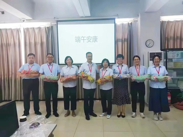 必赢242net官网||管理学院||端午送福利 关怀沁人心——我院为教职工发放端午节礼品