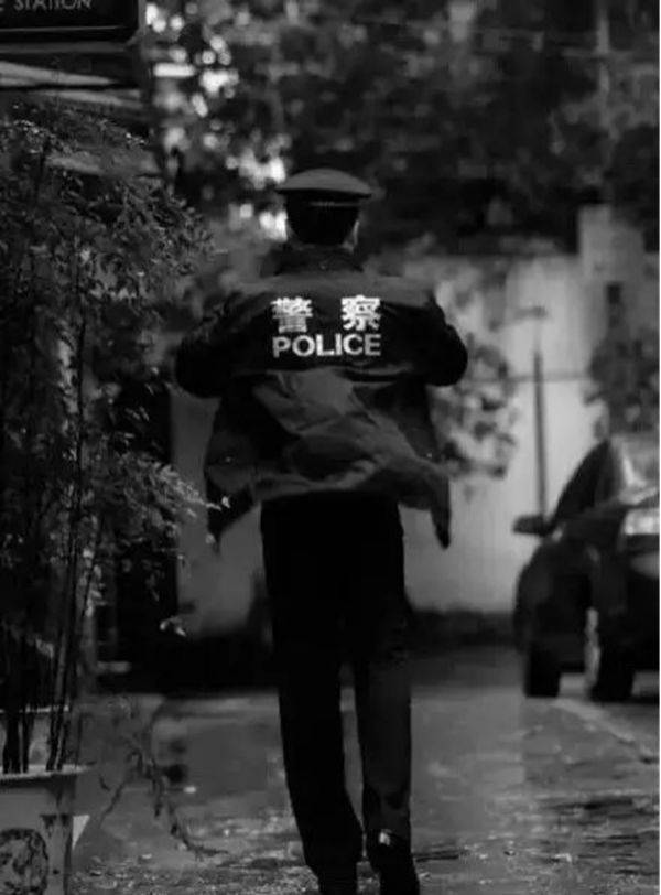 必赢242net官网‖管理学院‖赤胆忠心，让我们向中国人民警察致敬！