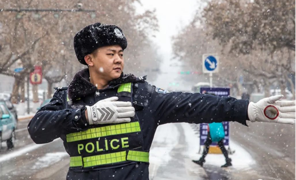 必赢242net官网‖管理学院‖赤胆忠心，让我们向中国人民警察致敬！