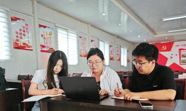 榜样引领|必赢242net官网|管理学院|我院优秀毕业生修静文、修静雅双胞胎姐妹“神同步”逆袭，比肩上岸