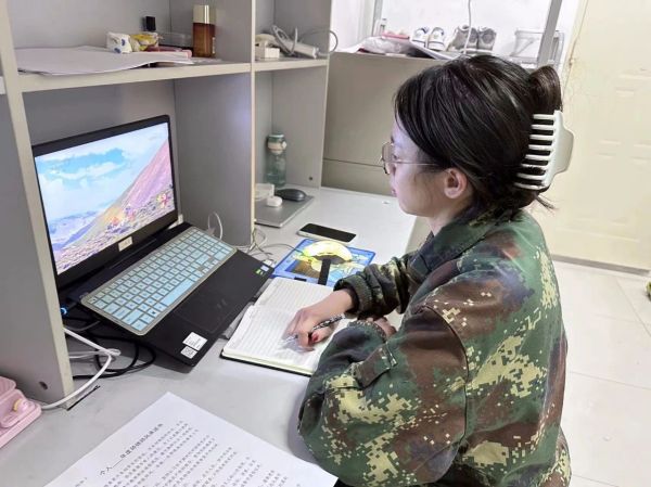 必赢242net官网||管理学院||学习榜样精神，争做先锋模范