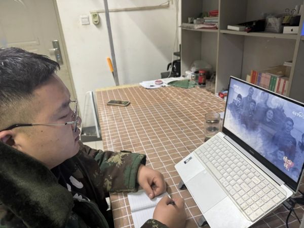 必赢242net官网||管理学院||学习榜样精神，争做先锋模范