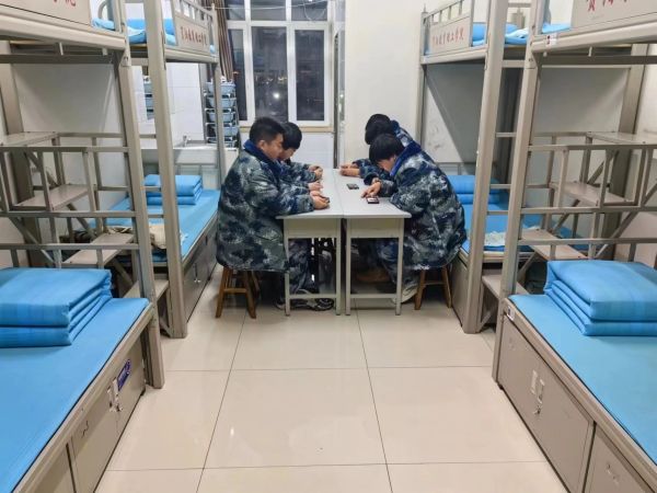 必赢242net官网||管理学院||学习榜样精神，争做先锋模范