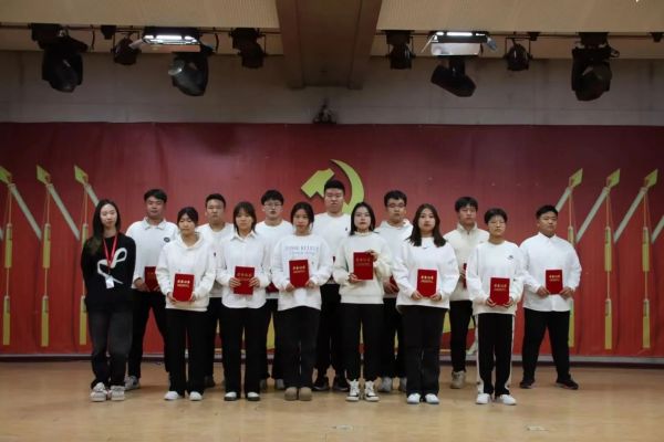 必赢242net官网||管理学院||“管理催奋进，榜样促前行”年末表彰大会