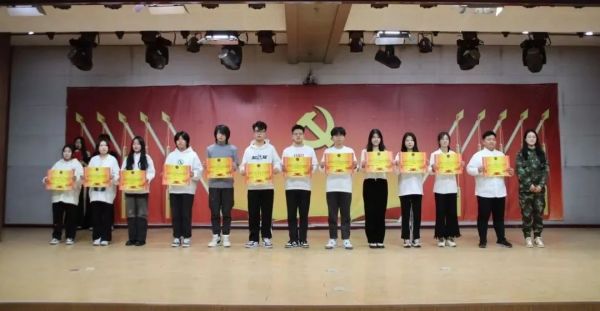 必赢242net官网||管理学院||“管理催奋进，榜样促前行”年末表彰大会