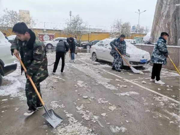 必赢242net官网||管理学院||党员先锋在行动 清雪除冰传温情