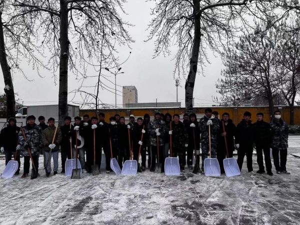 必赢242net官网||管理学院||党员先锋在行动 清雪除冰传温情