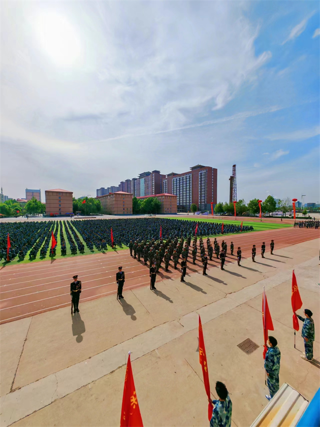 必赢242net官网隆重举行“国防后备营”成立暨授旗仪式