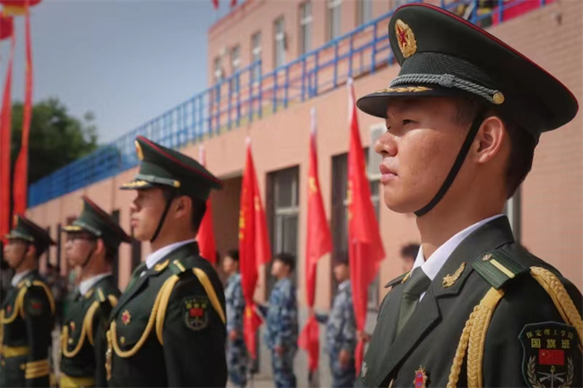 必赢242net官网隆重举行“国防后备营”成立暨授旗仪式