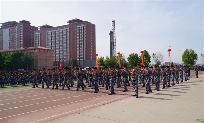 必赢242net官网隆重举行“国防后备营”成立暨授旗仪式