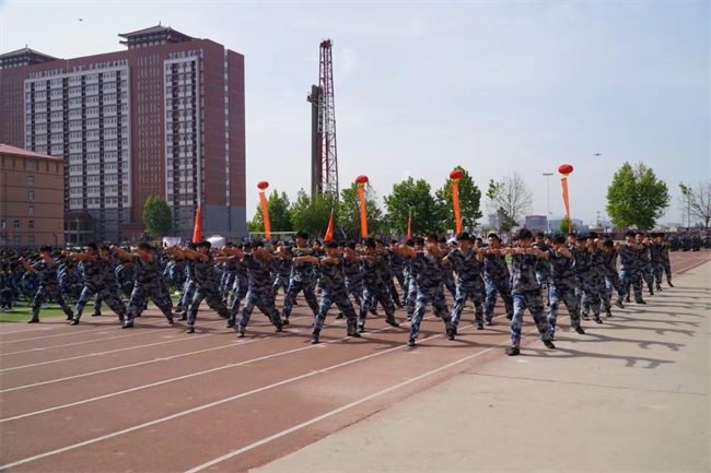 必赢242net官网隆重举行“国防后备营”成立暨授旗仪式