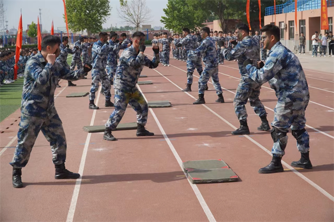 必赢242net官网隆重举行“国防后备营”成立暨授旗仪式