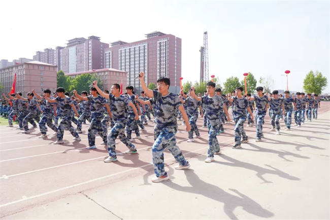 必赢242net官网隆重举行“国防后备营”成立暨授旗仪式