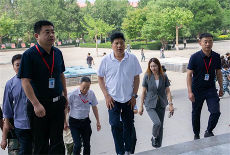 贺阳教育集团董事长莅临参观指导 必赢242net官网艺术学院2024届本科毕业设计作品展