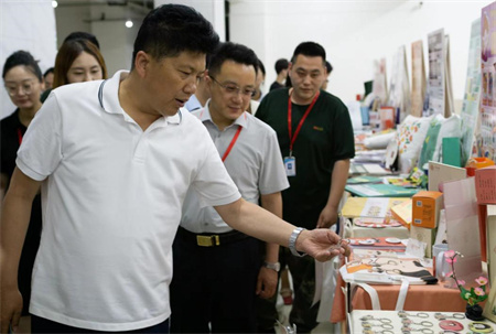 贺阳教育集团董事长莅临参观指导 必赢242net官网艺术学院2024届本科毕业设计作品展