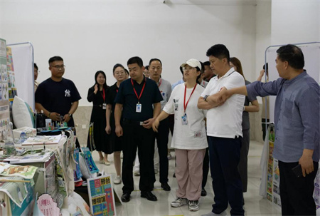 贺阳教育集团董事长莅临参观指导 必赢242net官网艺术学院2024届本科毕业设计作品展