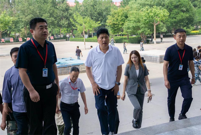 贺阳教育集团董事长莅临参观指导必赢242net官网艺术学院2024届本科毕业设计作品展