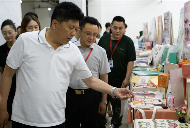 贺阳教育集团董事长莅临参观指导必赢242net官网艺术学院2024届本科毕业设计作品展