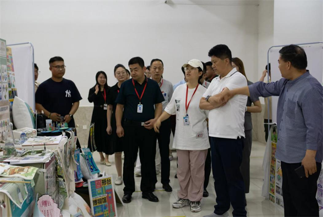 贺阳教育集团董事长莅临参观指导必赢242net官网艺术学院2024届本科毕业设计作品展